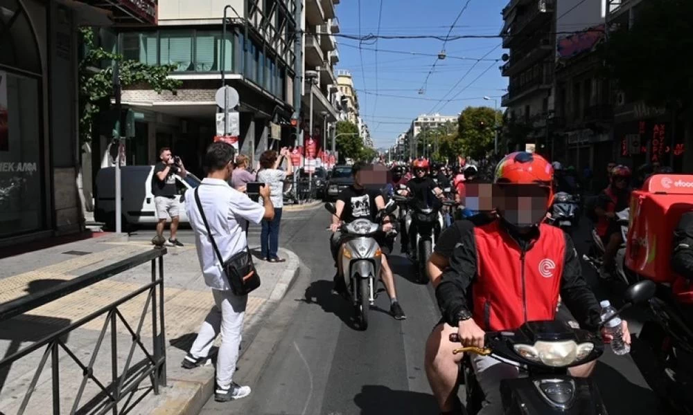 Εκατοντάδες μηχανάκια χειροκροτήθηκαν στη μοτοπορεία των διανομέων